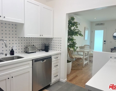 25366 Malibu Road - Photo Thumbnail 9