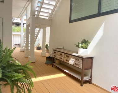 25366 Malibu Road - Photo Thumbnail 20