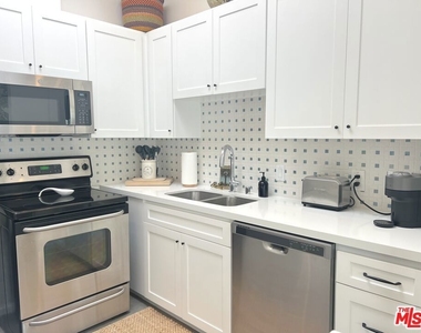25366 Malibu Road - Photo Thumbnail 7