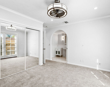 916 N Alfred Street - Photo Thumbnail 12