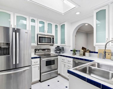 916 N Alfred Street - Photo Thumbnail 4