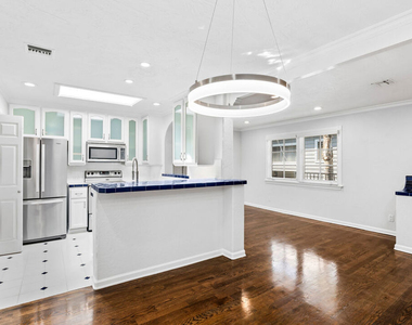 916 N Alfred Street - Photo Thumbnail 8