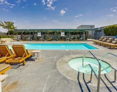 527 Molino Street - Photo Thumbnail 15