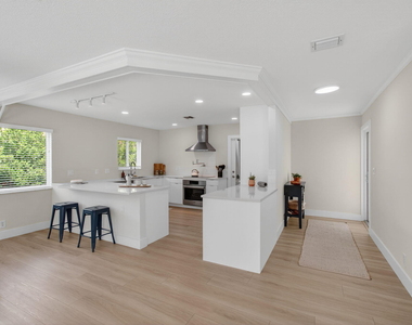 802 Mallard Drive - Photo Thumbnail 8