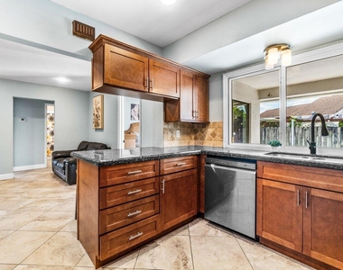 1352 Wyndcliff Drive - Photo Thumbnail 8