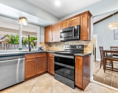 1352 Wyndcliff Drive - Photo Thumbnail 7