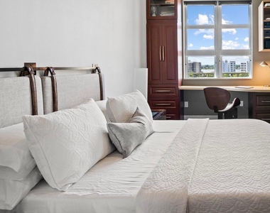 403 S Sapodilla Avenue - Photo Thumbnail 2