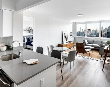 5203 Center Boulevard - Photo Thumbnail 6