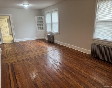 267 Schenck, Right Side Avenue - Photo Thumbnail 3