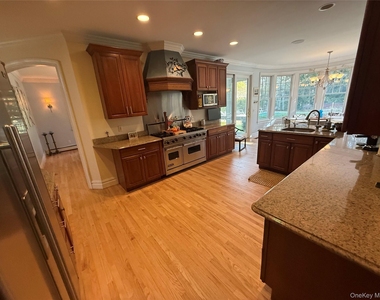 2465 Fairway Drive - Photo Thumbnail 7