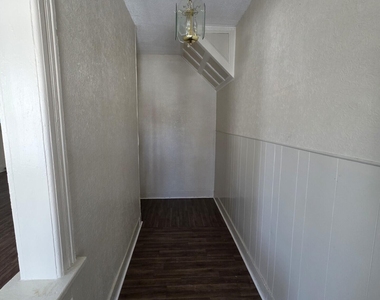 918 Delamont Avenue - Photo Thumbnail 6