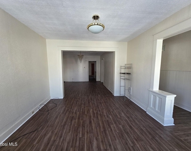 918 Delamont Avenue - Photo Thumbnail 2