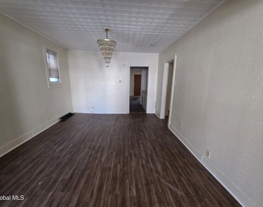 918 Delamont Avenue - Photo Thumbnail 5