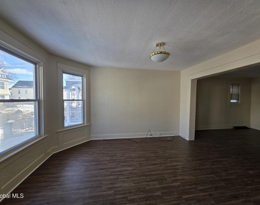 918 Delamont Avenue - Photo Thumbnail 1