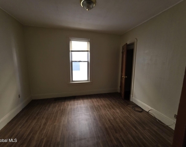 918 Delamont Avenue - Photo Thumbnail 7