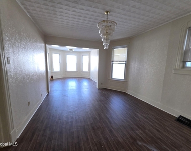 918 Delamont Avenue - Photo Thumbnail 3