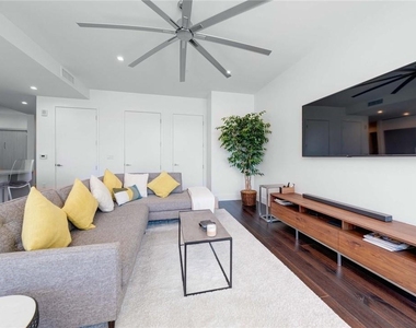 501 West Ave - Photo Thumbnail 8