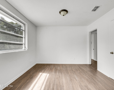 503 W 16th Street - Photo Thumbnail 5