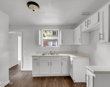 503 W 16th Street - Photo Thumbnail 8