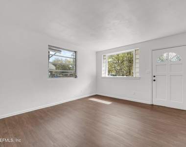 503 W 16th Street - Photo Thumbnail 3