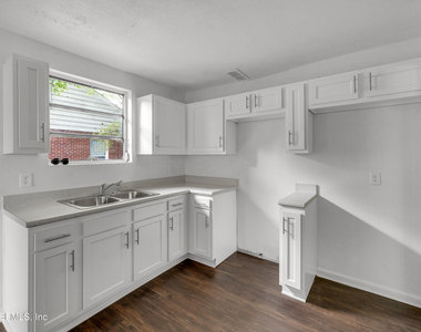 503 W 16th Street - Photo Thumbnail 7