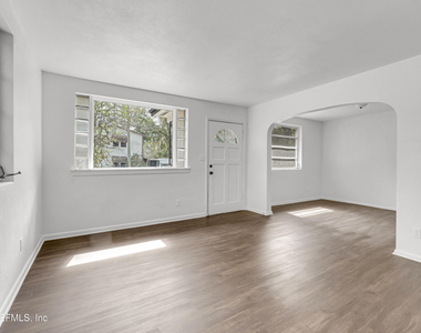 503 W 16th Street - Photo Thumbnail 4