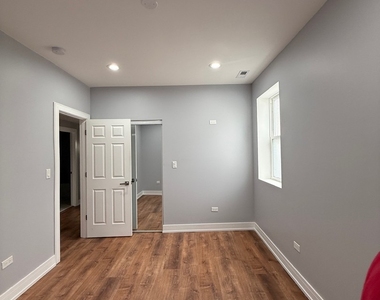 4907 W Walton Street - Photo Thumbnail 11
