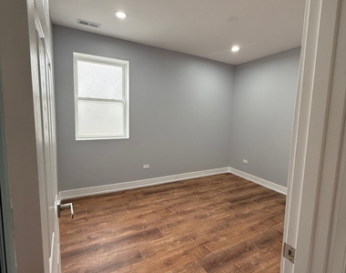 4907 W Walton Street - Photo Thumbnail 10