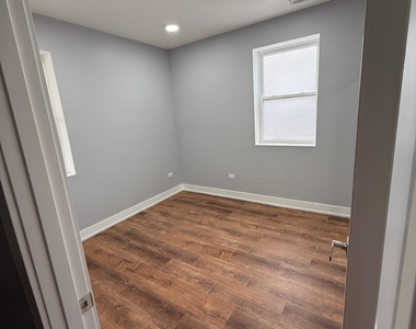4907 W Walton Street - Photo Thumbnail 8