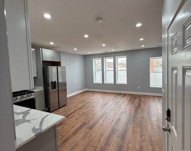 4907 W Walton Street - Photo Thumbnail 4