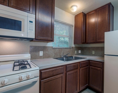 6810 Westover Street - Photo Thumbnail 4