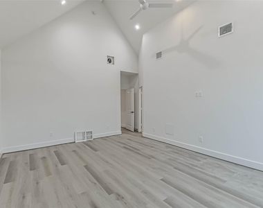 7709 Earl Rudder Way - Photo Thumbnail 15