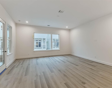7709 Earl Rudder Way - Photo Thumbnail 12