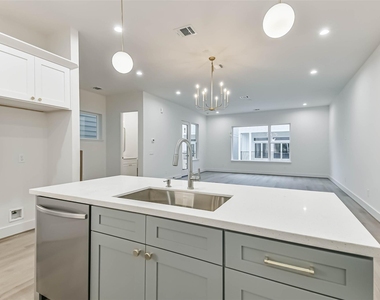7709 Earl Rudder Way - Photo Thumbnail 3