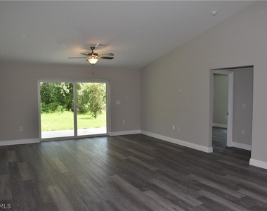 20217 Renwick Avenue - Photo Thumbnail 5