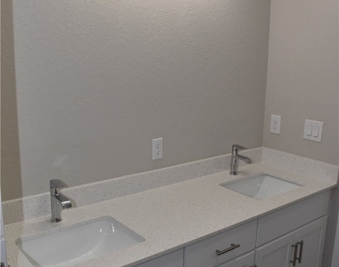20217 Renwick Avenue - Photo Thumbnail 16