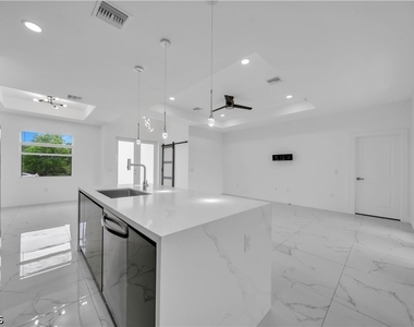325 Paulcrest Avenue - Photo Thumbnail 13