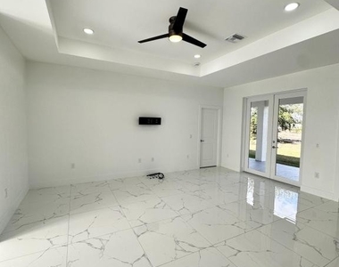 325 Paulcrest Avenue - Photo Thumbnail 3