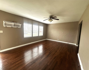 11005 Muscatine Street - Photo Thumbnail 3