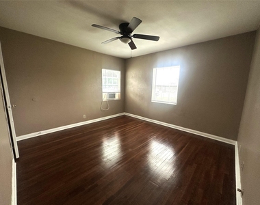 11005 Muscatine Street - Photo Thumbnail 9