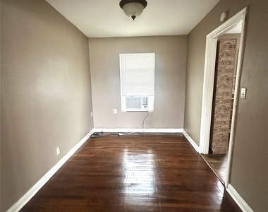 11005 Muscatine Street - Photo Thumbnail 4