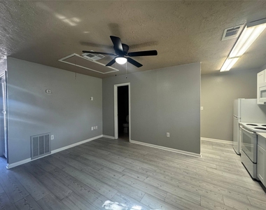 3020 Jewel Street - Photo Thumbnail 3