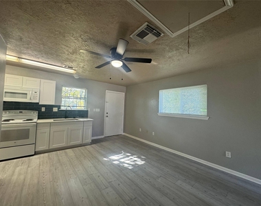 3020 Jewel Street - Photo Thumbnail 2