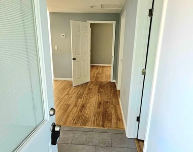 802 Forrest Avenue - Photo Thumbnail 4