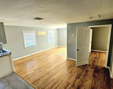 802 Forrest Avenue - Photo Thumbnail 8