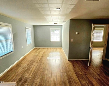 802 Forrest Avenue - Photo Thumbnail 9
