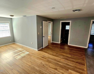 802 Forrest Avenue - Photo Thumbnail 11