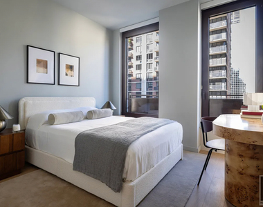 East 50 Street - Photo Thumbnail 5