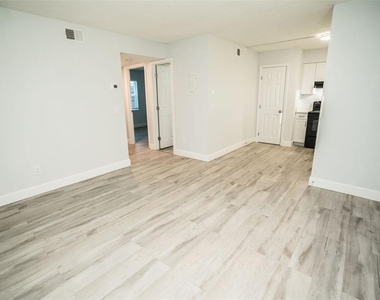 11314 N 52nd Street - Photo Thumbnail 4