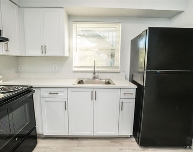 11314 N 52nd Street - Photo Thumbnail 9